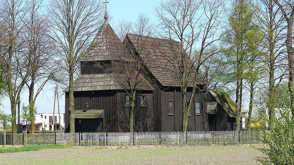 rodowi Nałęczom z Nowodworu. W połowie XVI wieku wybudowano w miejscowości drewniany kościół, w którym zachowane są polichromie malarza Stanisława Samostrzelnika z Mogiły.