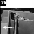roboczej. 1. By zmienić wysokość tylnej osi (rys. 2b) połóż kosiarkę na boku. 2. Pociągnij tylną oś w kierunku klapy kosza. 3. Zablokuj oś w jednej z trzech pozycji.