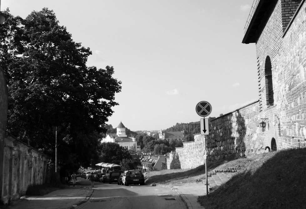 kui labai senų, netipiškų mūrinių pastatų. Pirmiausia atkreipė dėmesį į Aušros vartus (lenk. Ostra brama) kodėl jie vadinami Aštriaisiais ir visas priemiestis Aštriuoju, Aštriagaliu?