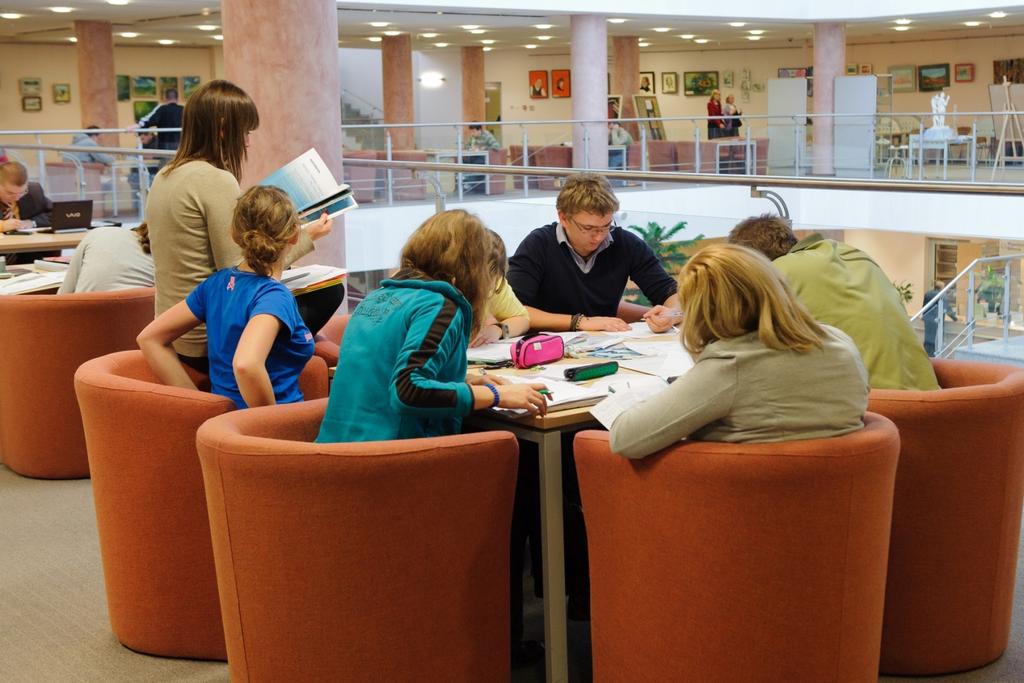 ANTRESOLA PRZYKŁAD STREFY WYPOCZYNKU Biblioteka