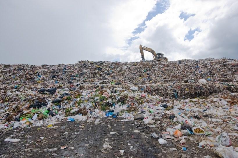 Odpady niebezpieczne - magazynowanie Mieszanie odpadów Zakazuje się mieszania odpadów niebezpiecznych różnych rodzajów, mieszania odpadów niebezpiecznych z odpadami innymi niż niebezpieczne, a także
