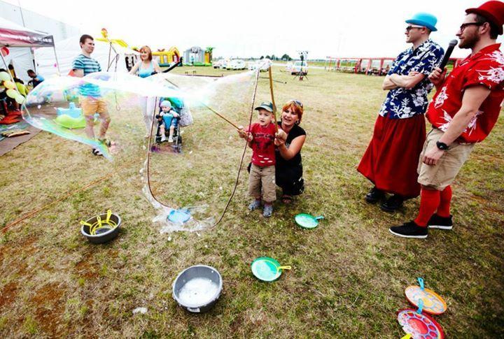 05. SLACK LINE Chodzenie po linie jeszcze nigdy nie było tak proste. Można na niej skakać, a nawet robić fikołki.
