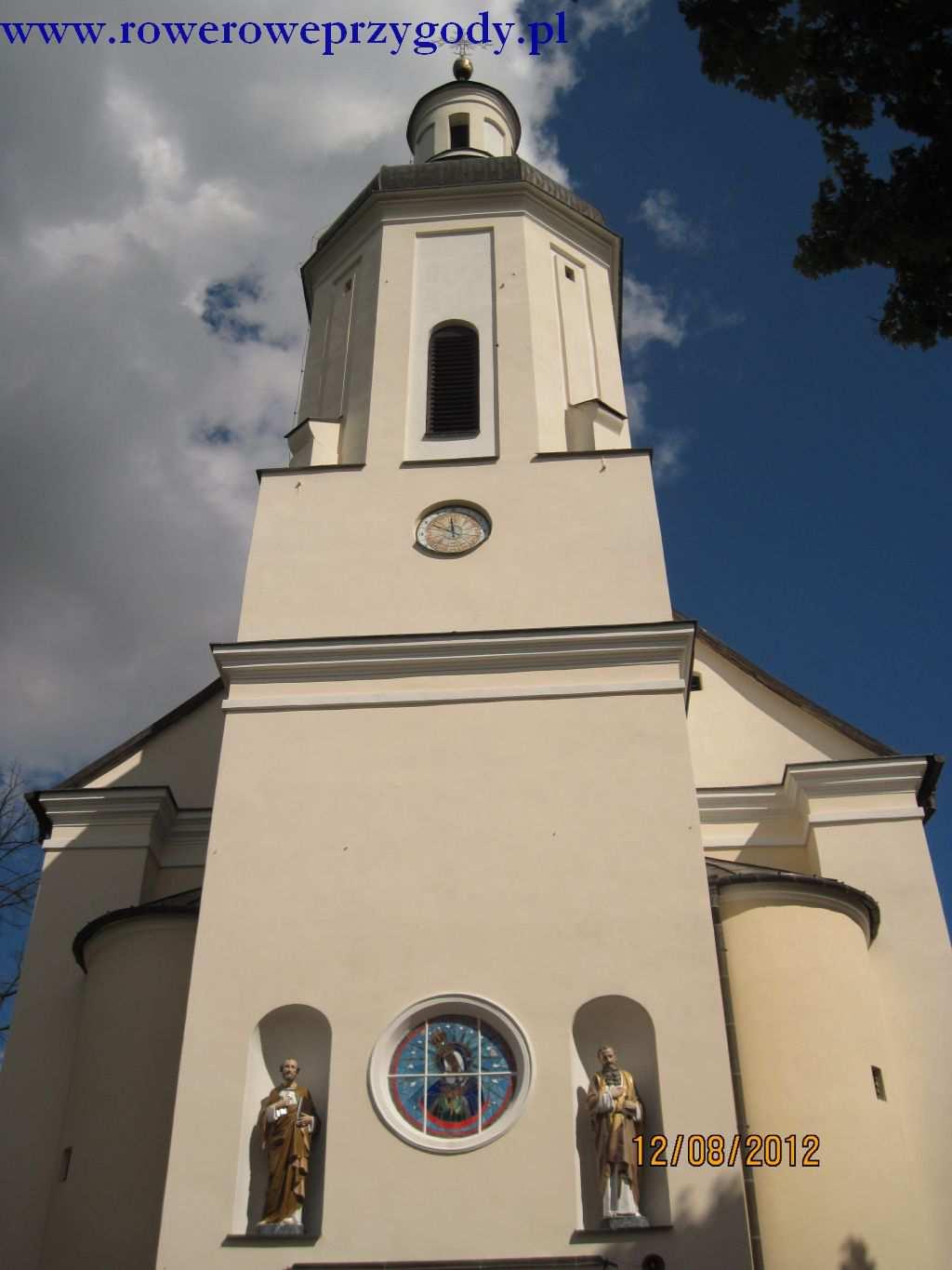 przechodzącego w las mieszany (tj. sosna, brzoza itd.). W pobliżu płynie mała rzeczka Kołodziejka, stad też jest to miejsce typowe dla komarów.
