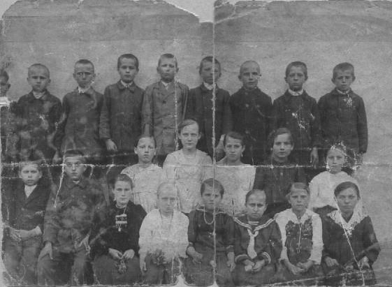 Uczniowie klasy V w 1925 roku Uczniowie z