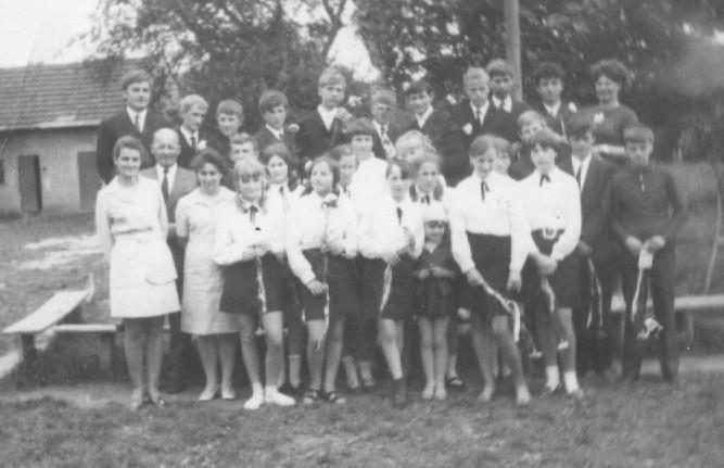 Pożegnanie szkoły przez uczniów klasy VIII, 1970 r.