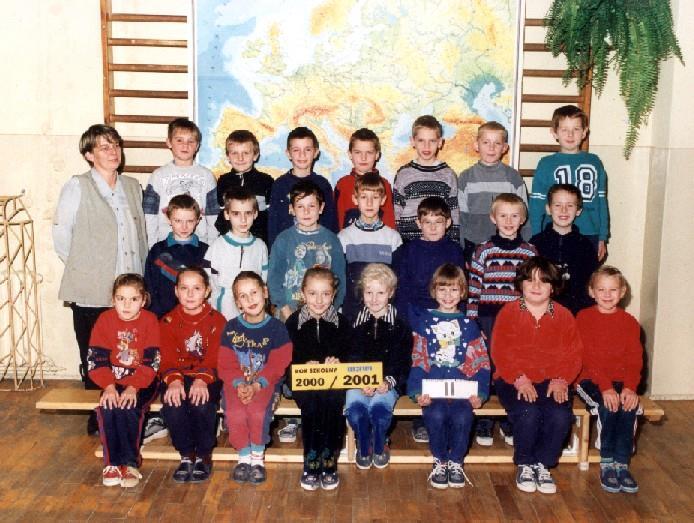 rok szkolny 2000/2001 Uczniowie klasy II z