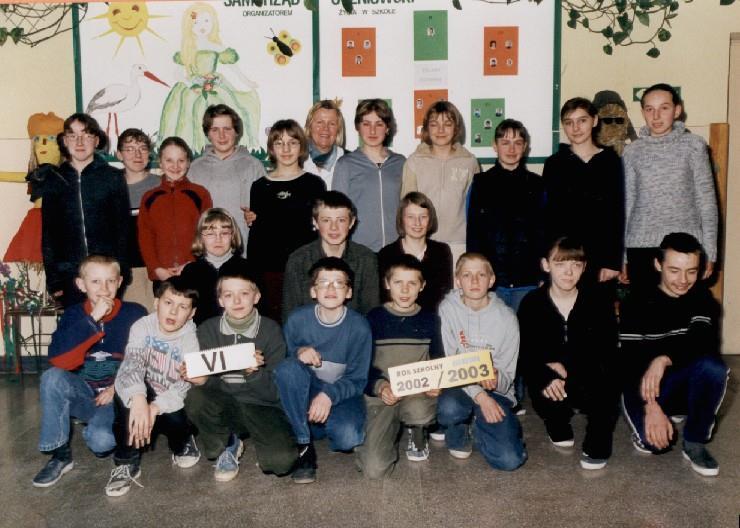 Uczniowie klasy V z Wychowawczynią Panią Lucyną Mazur rok szkolny 2002/2003