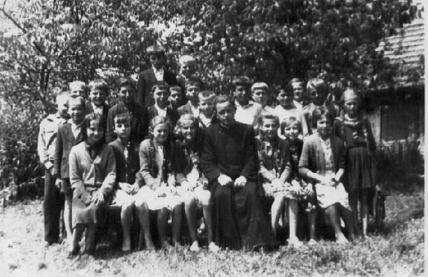 Uczniowie klasy V z księdzem Janem