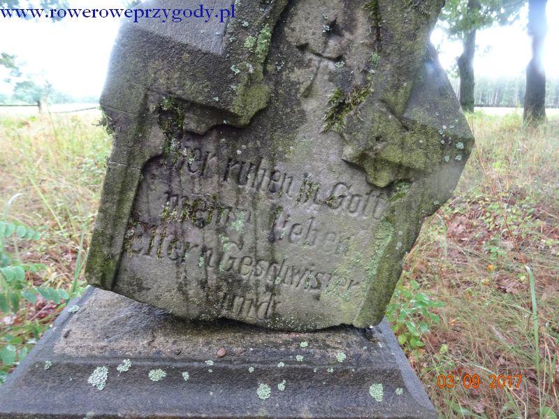 Będąc w tej miejscowości warto odwiedzić dawny cmentarz ewangelicki, na którym obecnie znajduje się kilka nagrobków.