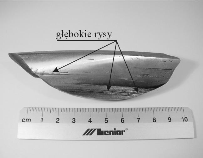 8) i rzwój pęknięć pd tą warstwą w łąb materiału. Przykładwe pwierzchnie rys z wniecinym i ppękanym narstem pkazan na rysunkach 9 i 10.