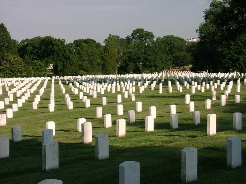 Miejsce szczególne w świadomości Amerykanów, które jednoznacznie kojarzy się z umiłowaniem ojczyzny, jest bez wątpienia cmentarz wojskowy w Arlington w stanie Wirgnia. Spoczywa na nim ok.