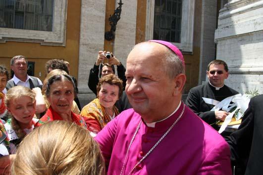 Piotra paliusze otrzymało 29 czerwca 32 nowych arcybiskupów metropolitów. Arcybiskup Dziwisz obejmie swój urząd 27 sierpnia podczas ingresu w katedrze na Wawelu.