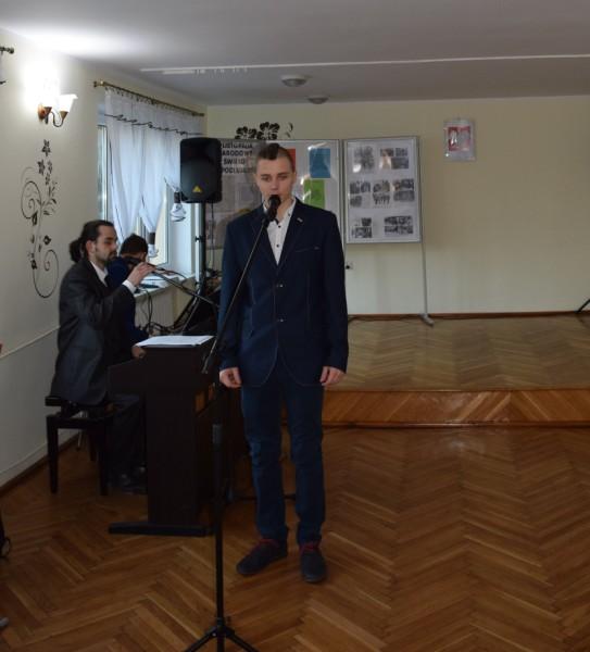 w kościele w Gołańczy, a następnie na Rynku (przemarsz z kościoła i uroczysty apel).
