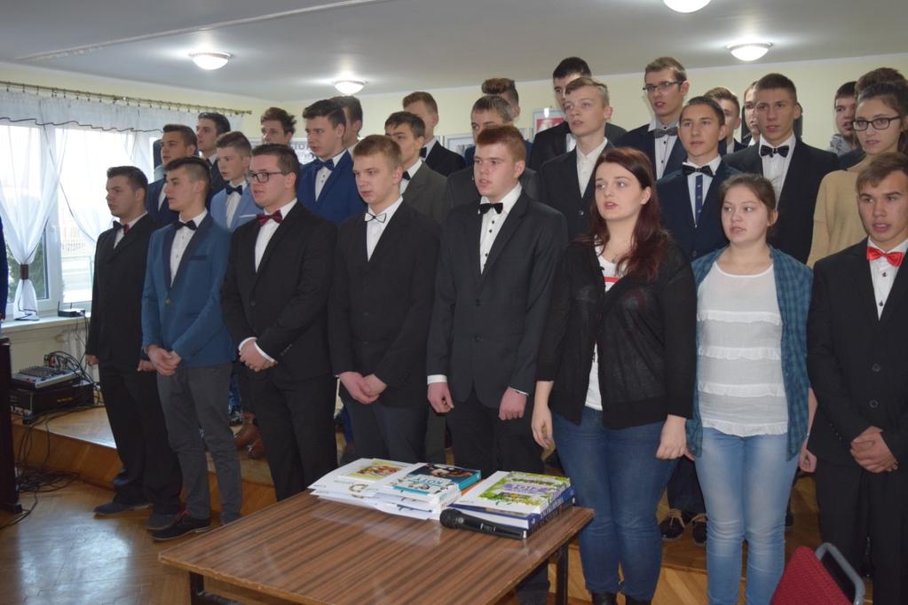 Uczniowie zaprezentowali się w ciekawej formie inscenizacyjnej, a chór męski specjalnie na tę okazję stworzony i