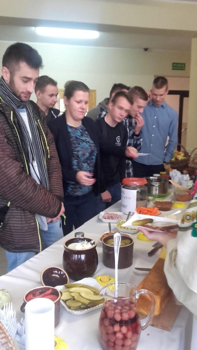 W zorganizowanie tego szkolnego święta zaangażowali się szczególnie uczniowie z klas I T-ż, II T-ż, III T-ż, III T-r z przewodniczącą RSU
