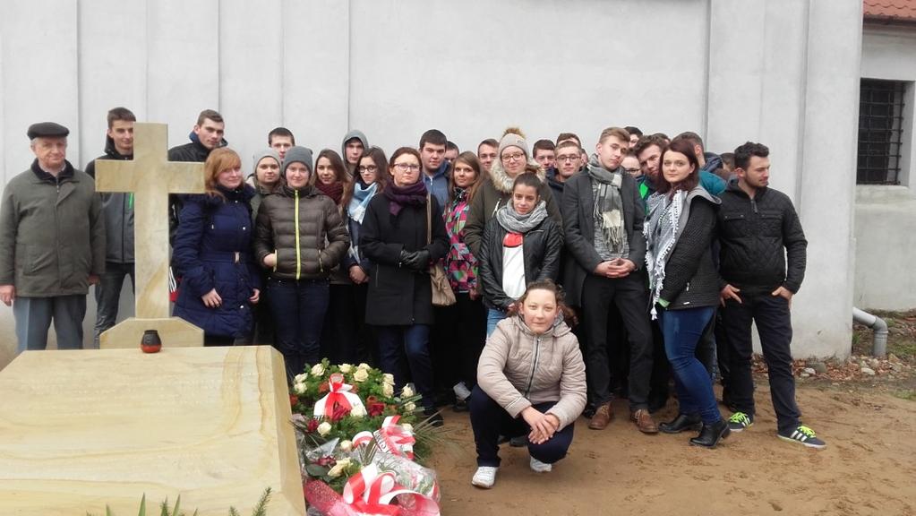 Na wycieczce młodzieżą opiekowały się Róża Spychała i Grażyna Bonikowska. Wolontariusze z ZSP dołączają do ogólnopolskiej akcji SZLACHETNA PACZKA. Uczniowie wraz z opiekunką p.
