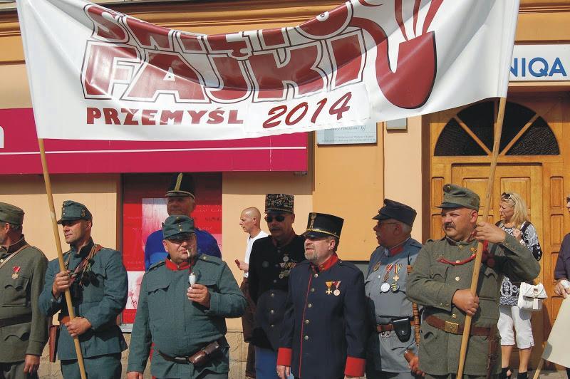 Fotografie znajdujące się w biuletynie (i wiele innych) znajdziecie w sieci Spis treści str.1 Świeto Fajki 2014 w Przemyślu str.2 Fajka na sztalugach str.4 Peterson s system str.