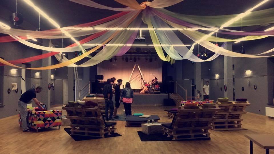 Projekty MIESZALNIA KOLORÓW wolontariat koncert młodzieżowy akcja plakatowa z cytatami znanych ludzi tydzień piracki