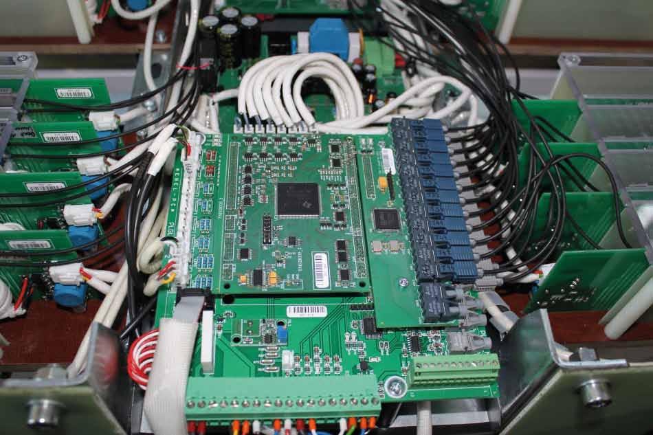 Przyjęto rozwiązanie, w którym drajwery są oddalone do tranzystorów IGBT, a sygnały bramkowe i zwrotne zabezpieczeń są dołączone do modułów za pomocą ekranowanych przewodów z izolacją