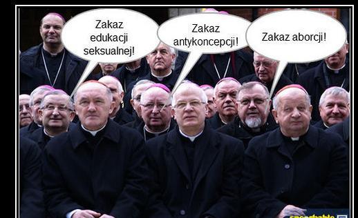 Inny częsty temat satyryzowany w powieściach Lodge a to