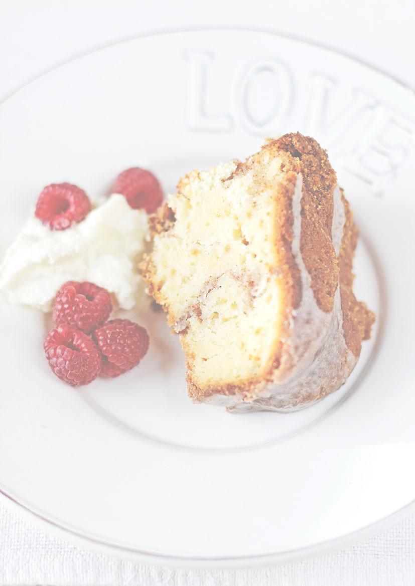 Babka cynamonowa Składniki: babka: 230 g miękkiego masła 1,5 szklanki cukru (użyłam cukier puder) 4 jajka 2 szklanki mąki pół łyżeczki proszku do pieczenia pół łyżeczki soli 2/3 szklanki jogurtu
