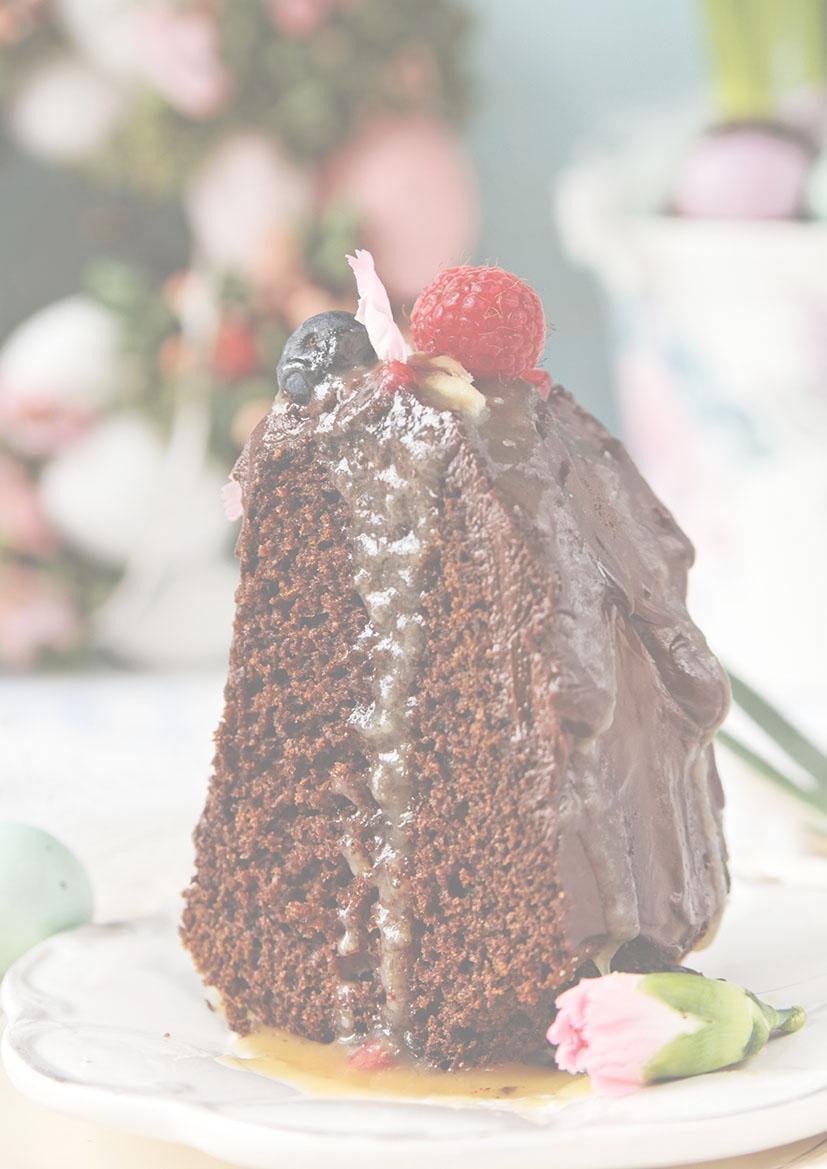 Babka czekoladowo-cynamonowa Składniki: 250 g masła 200 g cukru 4 jajka - białka i żółtka oddzielnie 300 g mąki pszennej 2 łyżeczki sody oczyszczonej pół szklanki mleka 2 łyżeczki kakao 2 łyżeczki