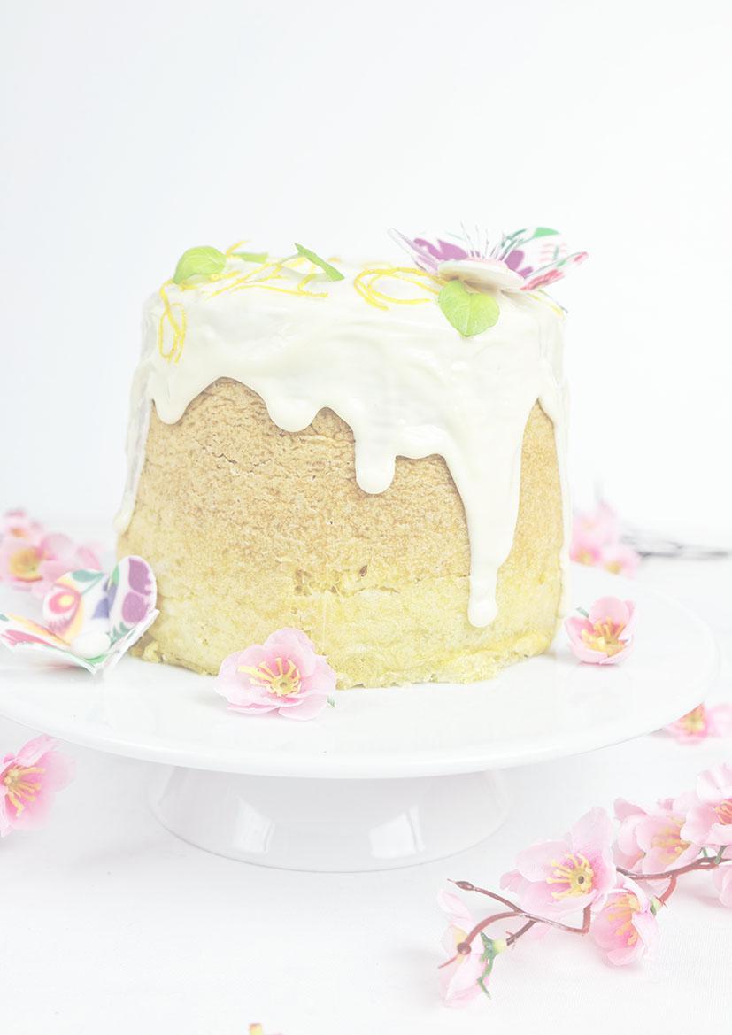 Babka gotowana Składniki: 4 duże jajka (żółtka i białka oddzielnie) 1 szklanka cukru 200 g rozpuszczonego masła pół szklanki mąki pszennej pół szklanki mąki ziemniaczanej 2 łyżeczki proszku do