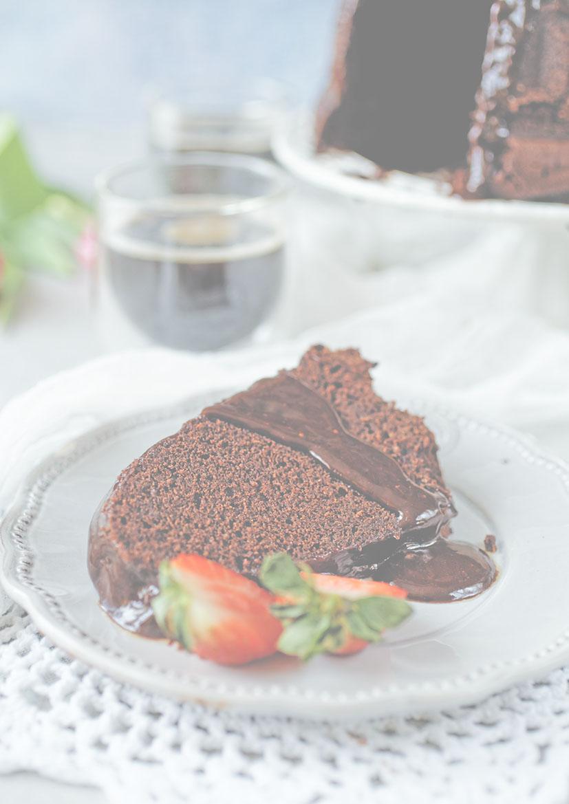 Pijana babka kawowa Składniki: ciasto: 300 g czekolady (użyłam 200 g gorzkiej i 100 g mlecznej) 170 g miękkiego masła 2 łyżki kawy rozpuszczalnej 250 g mąki pszennej 50 g gorzkiego kakao pół łyżeczki