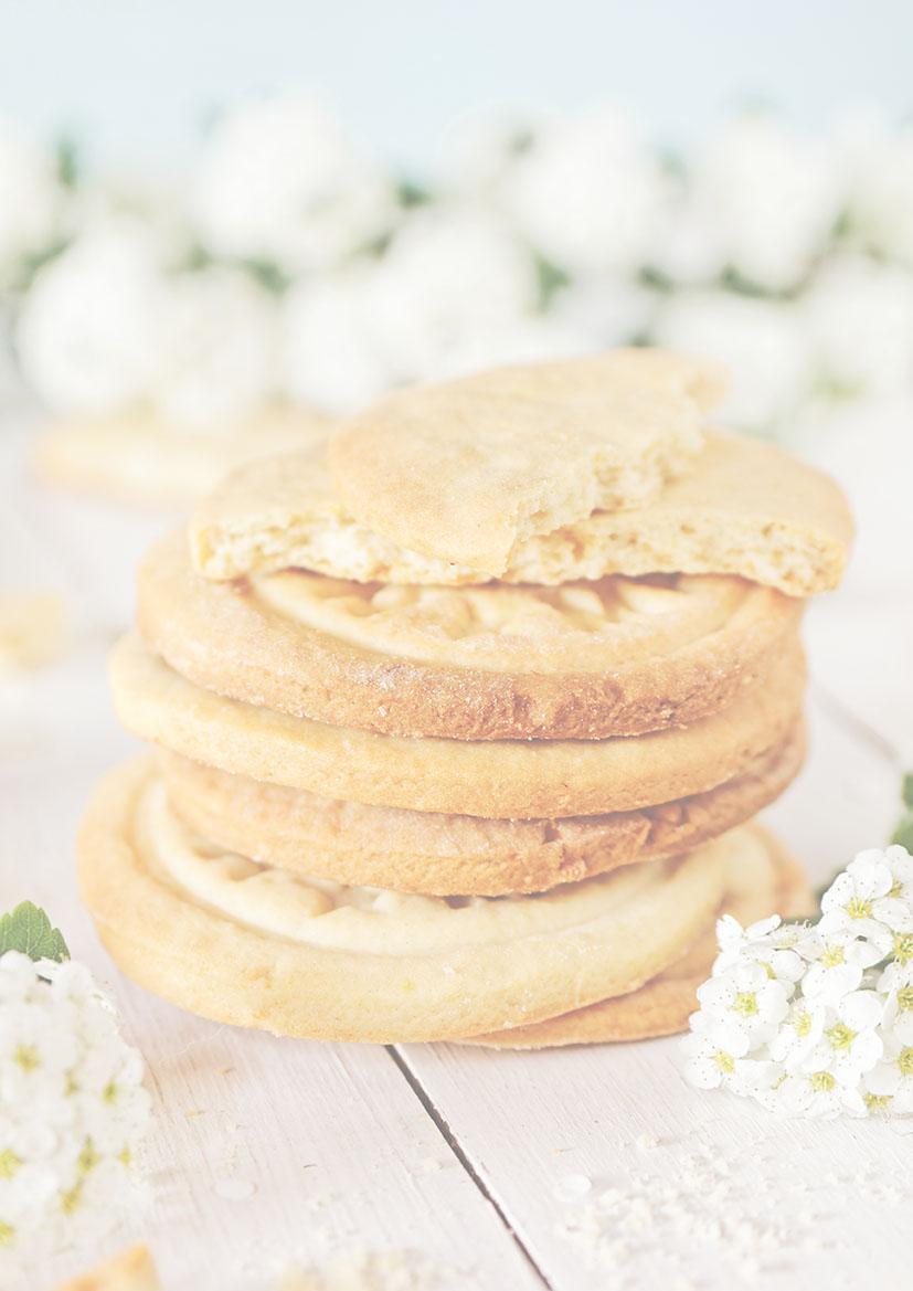 Ciasteczka Sugar Cookies Składniki: 600 g mąki pszennej 1 łyżeczka proszku do pieczenia pół łyżeczki soli 230 g miękkiego masła 200 g cukru pudru 2 duża jajka - użyłam rozmiar L 2 łyżeczki soku z