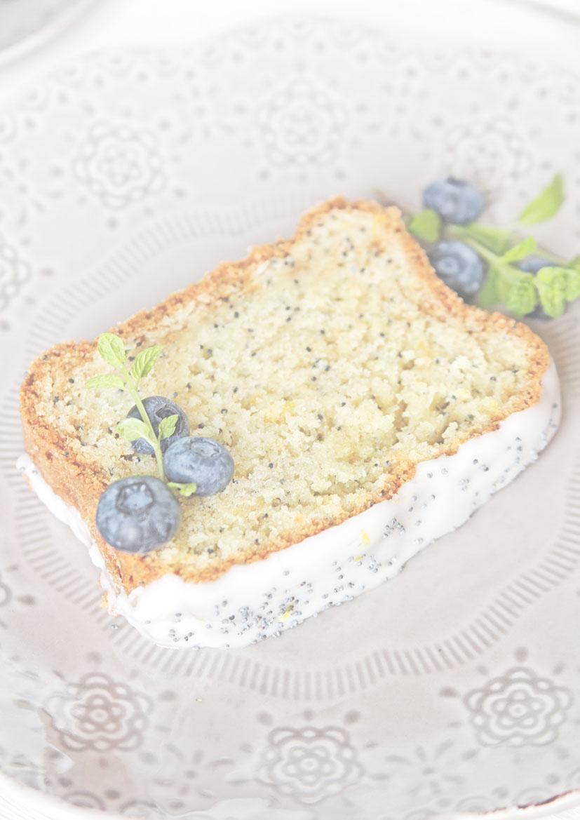 Ciasto cytrynowe z makiem Składniki: babka: 300 g mąki pszennej 2 łyżki suchego maku 1,5 łyżeczki proszku do pieczenia pół łyżeczki sody oczyszczonej pół łyżeczki soli 200 g cukru skórka starta z