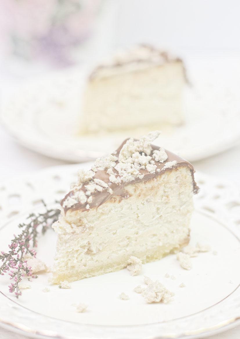 Sernik chałwowy Składniki: spód: 1 szklanka mąki 90 g masła 2 żółtka 1/3 szklanki cukru pudru masa serowa: 1 kg twarogu sernikowego (użyłam Piątnicy) 300 g białej czekolady dobrej jakości 4 duże