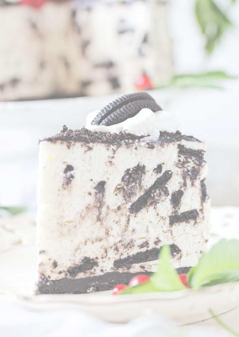 Sernik oreo na zimno Składniki: spód: 135 g zmiksowanych ciasteczek (bez kremu - jego należy ściągnąć i odłożyć na bok) 65 g rozpuszczonego masła sernik: 1 kg dobrego sera twarogowego 250 g cukru 6