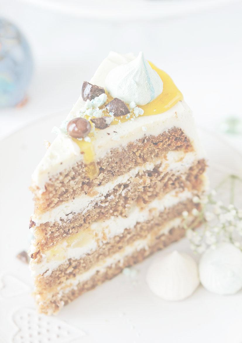 Torcik ananasowo-bananowy Składniki: ciasto: 500 g mąki pszennej 1 łyżeczka sody oczyszczonej 1 łyżeczka proszku do pieczenia 2 łyżeczki cynamonu pół łyżeczki mielonej gałki muszkatołowej oraz imbiru