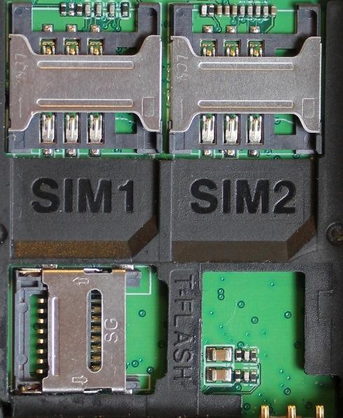 Włóż kartę SIM stroną ze Miejsce na karty SIM złotymi stykami skierowaną w dół, w taki sposób, w jaki wytłoczona jest wnęka.
