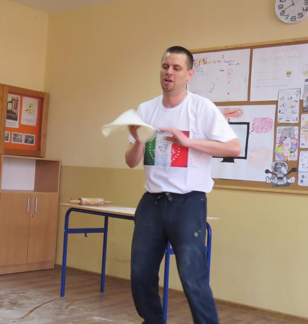Głos Wielkopolski Numer 8 04/2017 Strona 6 wwwgloswielkopolskipl Z życia SZKOŁY Mistrz pizzy KK Podziękowanie KK Pizza to potrawa kuchni włoskiej, obecnie szeroko rozpowszechniona na całym świecie W