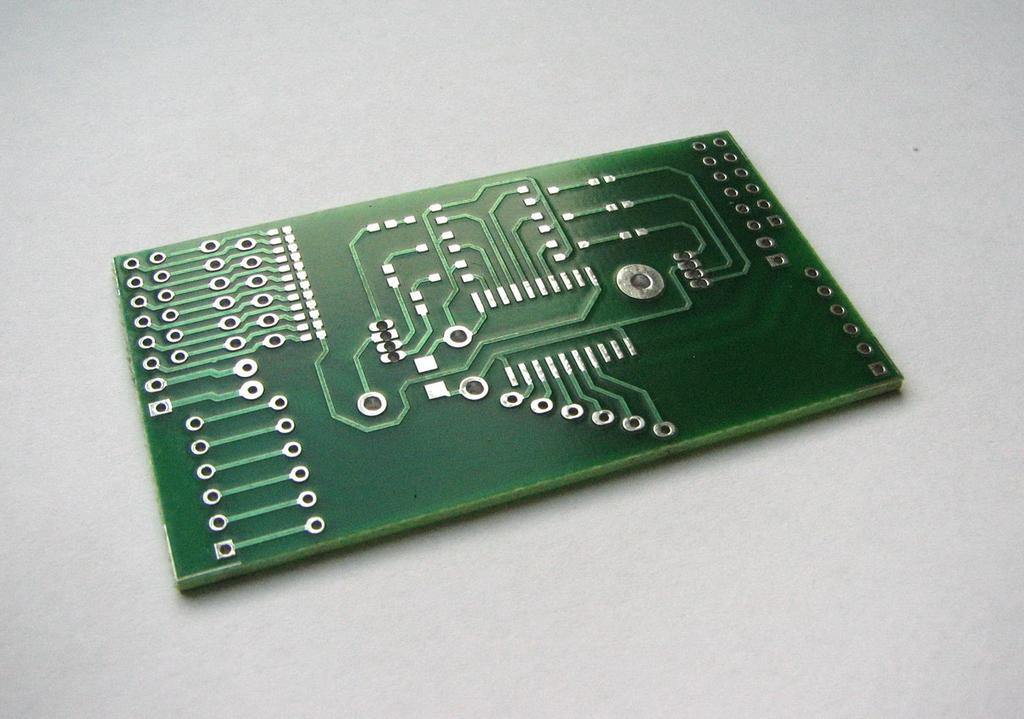 Ka»dy moduª jest wyposa»ony w 8 bitowy zastrzask 74HC573 (z czego wykorzystane 6 bitów dla zapami tania stanu obu diod) oraz posiada osobn lini latch enable, która b d c w stanie wysokim decyduje o