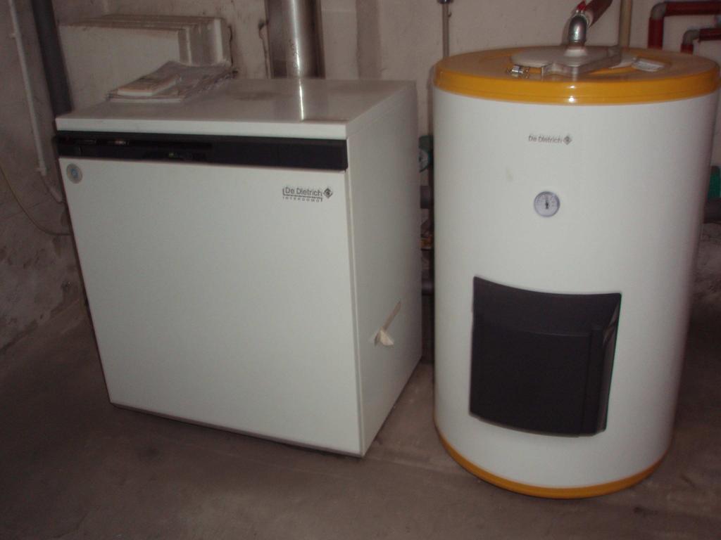 odpowietrzenie instalacji przez piony za pomocą odpowietrzników automatycznych z zaworami odcinającymi, zastosowanie wkładki kominowej lub komina zewnętrznego ze stali kwasoodpornej dla odprowadzenia