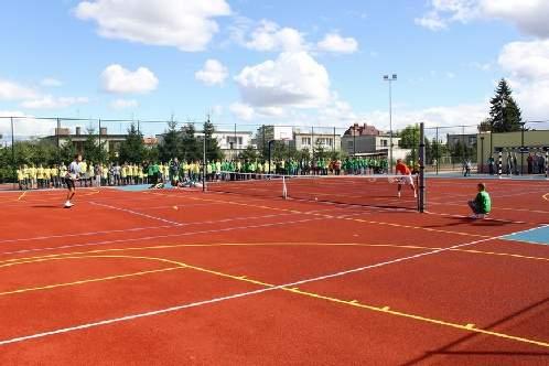 kompleksu boisk sportowych Moje boisko ORLIK 2012 wraz z parkingiem, widownią, czterotorową bieżnią i skocznią w dal pokrytą