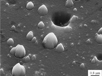 Energy-Dispersive X-ray Spectroscopy) wskazują, że powstają one z czystego tytanu, wybitego z tarczy tytanowej, który osadza się i