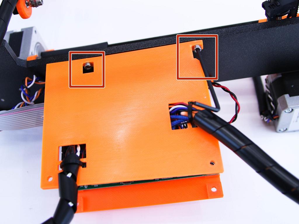 Step 15 Przymocowanie lewej obudowy elektroniki Kluczem imbusowym 2,5 mm i z użyciem śrub M3x10 należy przymocować lewą obudowę elektroniki do ramy.