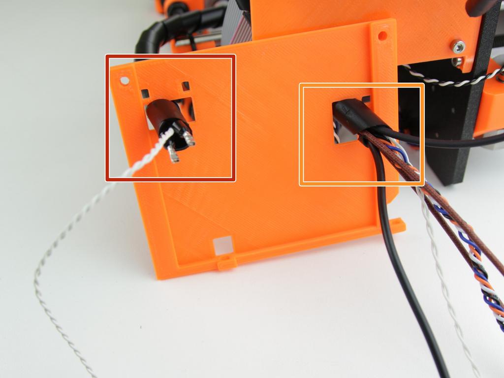 Step 9 Przeciągnięcie kabli ekstrudera i grzałki stołu Należy przeciągnąć kable grzałki stołu zgodnie z rysunkiem.