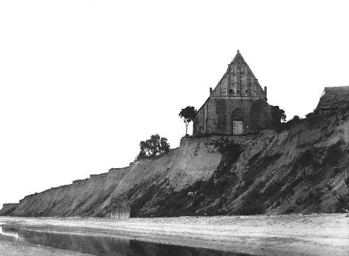 Trzęsacz to mała nadmorska miejscowość znana przede wszystkim z położonych na wysokim brzegu morza ruin gotyckiego kościółka.