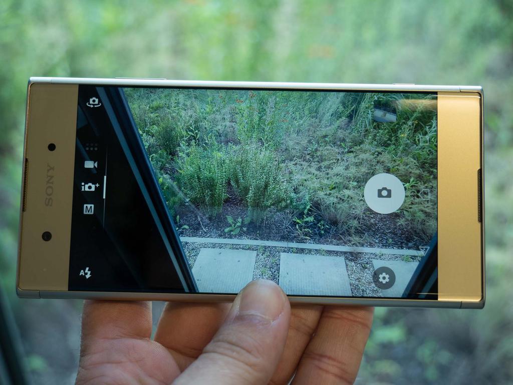 Dostępność Xperia XZ1 jest dostępna od 31 sierpnia w przedsprzedaży. Wersja single SIM będzie oferowana wyłącznie przez T-Mobile, a na wolnym rynku znajdzie się model dual SIM.