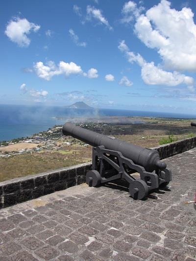 Po opuszczeniu portu przejedziemy przez stolicę kraju Basseterre a następnie rozpoczniemy panoramiczny przejazd przez wyspę. Odwiedzimy m.