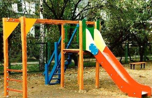 DuŜa wieŝa z drabinką poziomą. ZjeŜdŜalnia 428 na place zabaw. Nazwa: DuŜa wieŝa z drabinką poziomą.
