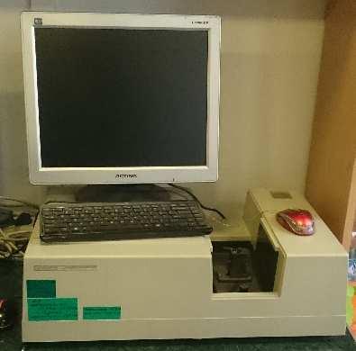 Spektrofotometr HP 8452A jest aparatem jednowiązkowym, co oznacza, że w pierwszej kolejności wykonuje się pomiar i określa absorpcję promieniowania dla czystego rozpuszczalnika.