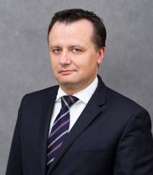 Absolwentka Wydziału Prawa i Administracji Uniwersytetu Warszawskiego oraz studiów podyplomowych Wydziału Dziennikarstwa i Nauk Politycznych Uniwersytetu Warszawskiego (specjalizacja: studia