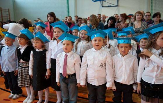 W obecności burmistrza miasta Ząbki, dyrektorów tutejszych szkół oraz licznie zgromadzonych rodziców, 126 uczniów zostało bardzo uroczyście włączonych do społeczności szkolnej.