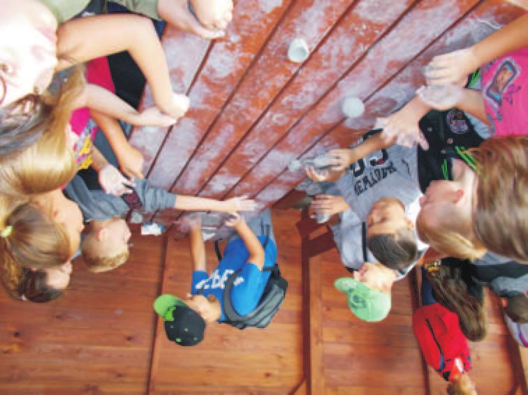 15 WYJAZD INTEGRACYJNY UCZNIÓW ZE ŚMIŁOWIC NA OLDFEST DO KIKOŁA Tradycyjnie drugi dzień nowego roku szkolnego uczniowie Szkoły Podstawo- wej w Śmiłowicach spędzają na wyjeździe integracyjnym.