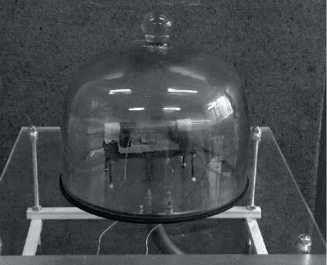 J. Kubicki, M. Kwaśny Rys. 7. Widok komory do badań otrzymanych sensorów chemicznych. Fig. 7. View of chamber for research of receive chemical sensors.